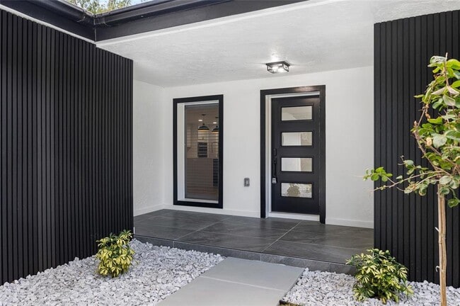 Building Photo - 2306 S San Jose Cir