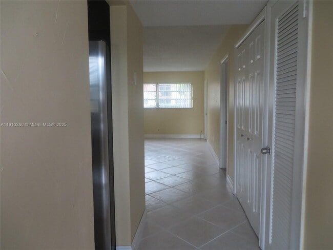 Building Photo - 220 SW 9th Ave