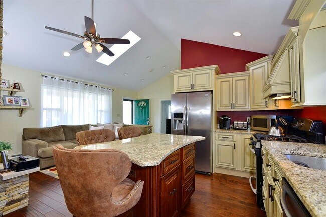 Building Photo - 62 Reposa Sq