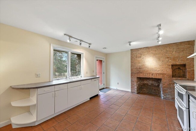 Building Photo - 948 Craigville Rd