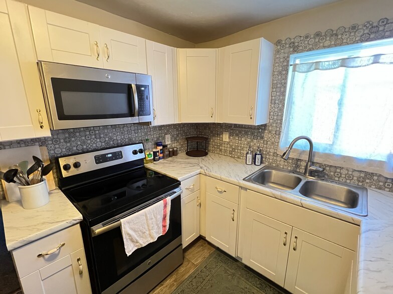 Building Photo - 1337 W El Rio Dr