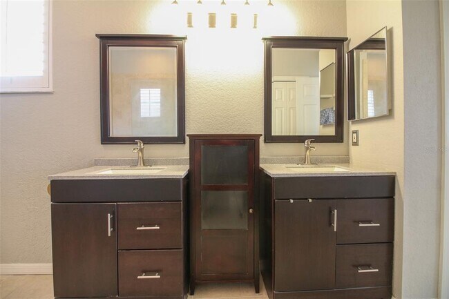 Building Photo - 5491 Moon Valley Dr