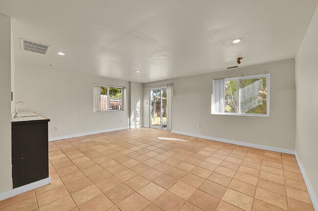 Building Photo - $2,395.00 - 4 Bedrooms, 3.5 Bathrooms, Sin...