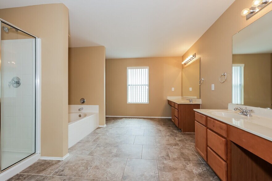 Building Photo - 10021 Blue Bell Dr