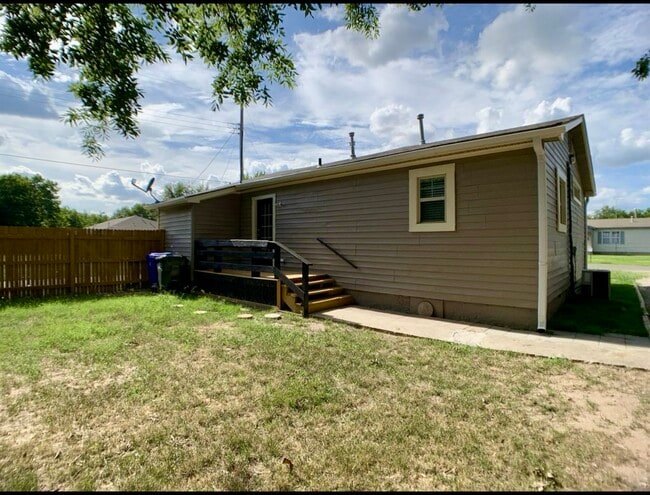 Building Photo - 824 E Symmes St
