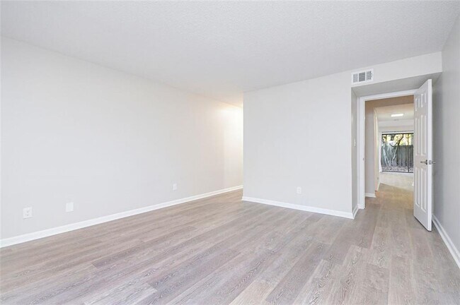 Building Photo - 742 Brentwood Pl