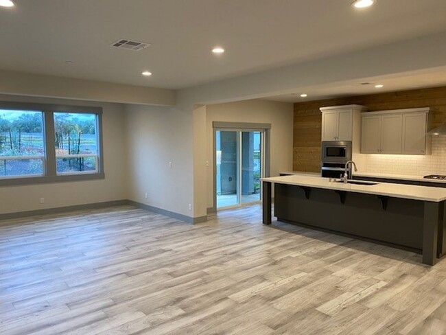 Building Photo - Lovely Home in New Community 10 min North ...