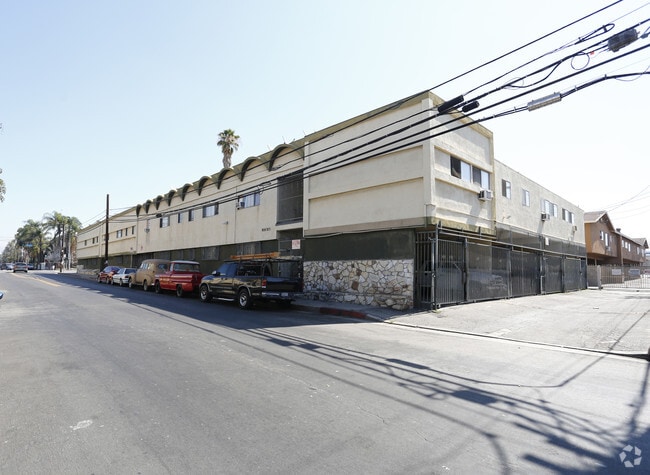 Building - Roscoe Apartments