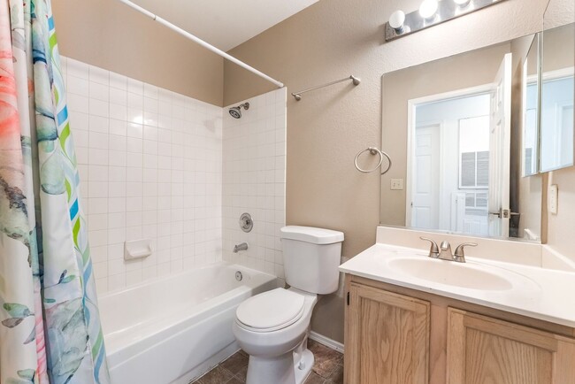 Building Photo - Single Story  2 bedroom and 2 bathroom Con...
