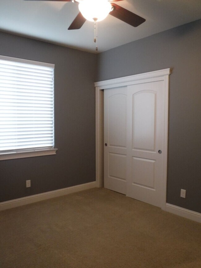Building Photo - Lovely 4 Bedroom Home!