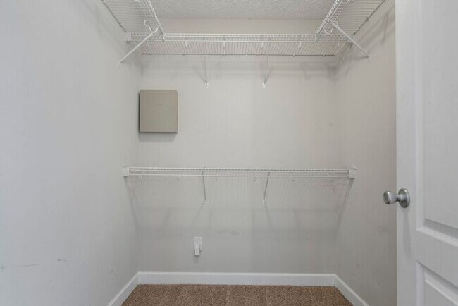 Building Photo - 4 Bedroom 2.5 Bath Home