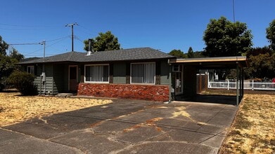 Building Photo - Two Bedroom Home with Bonus Room/Office in...