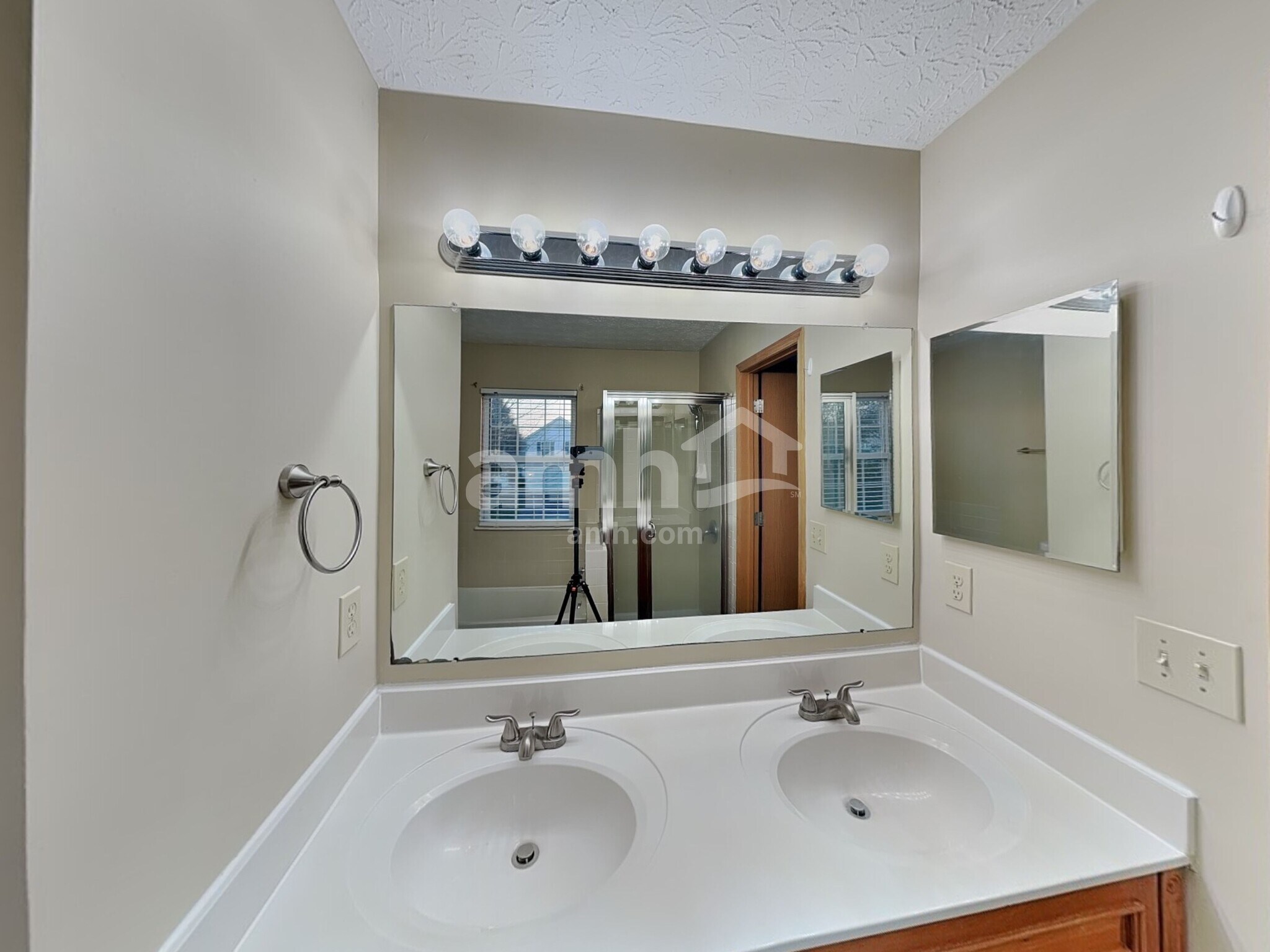 Building Photo - 35 Wrens Nest Ct