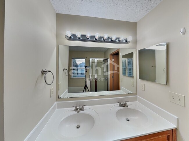 Building Photo - 35 Wrens Nest Ct