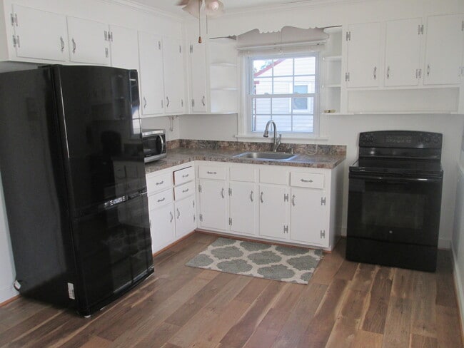 Building Photo - Three Bedroom Highland Springs Home. Large...
