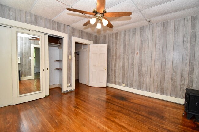 Building Photo - Three Bedroom Close to Tech!