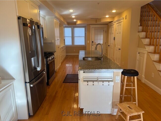 Building Photo - 10 Sherman Ct