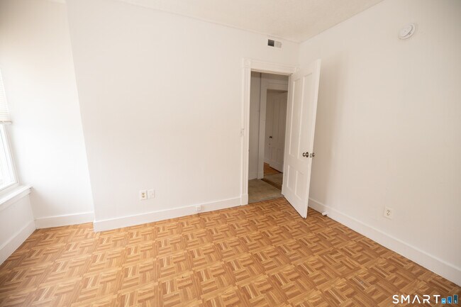 Building Photo - 473 Howard Ave