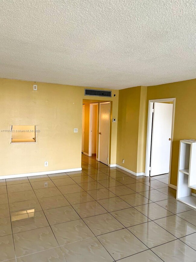 Building Photo - 20400 W Country Club Dr
