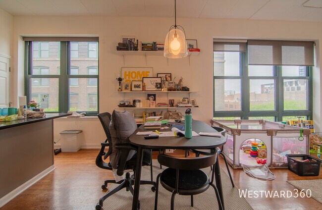 Building Photo - 1301 W Washington-401