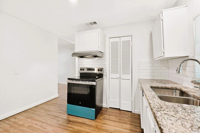 Building Photo - Beautifully Updated 3-Bed, 2-Bath Home in Quiet Greenville Neighborhood