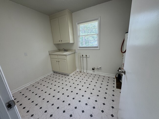 Building Photo - 400 Massee Dr