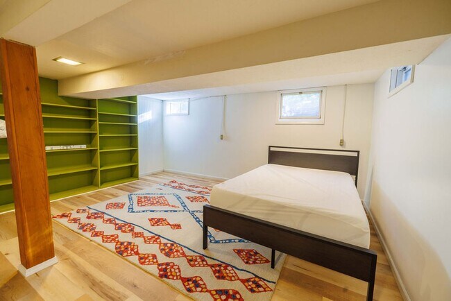 Building Photo - 2536 E 8th St