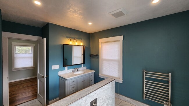 Building Photo - Adorable Duplex Near Washington Park