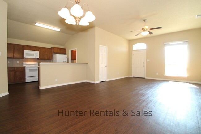Building Photo - Spacious Two-Bedroom!