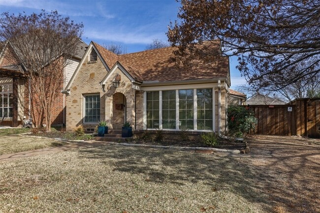 Building Photo - 7115 La Vista Dr