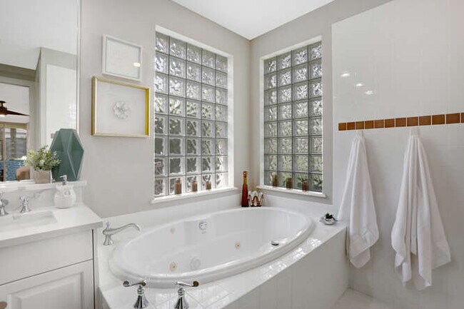 Building Photo - 2847 Tiburon Blvd E