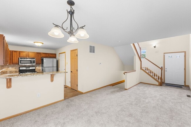 Building Photo - Modern 2-Bed Townhome with Vaulted Master & Private Deck – Prime Columbus Location!