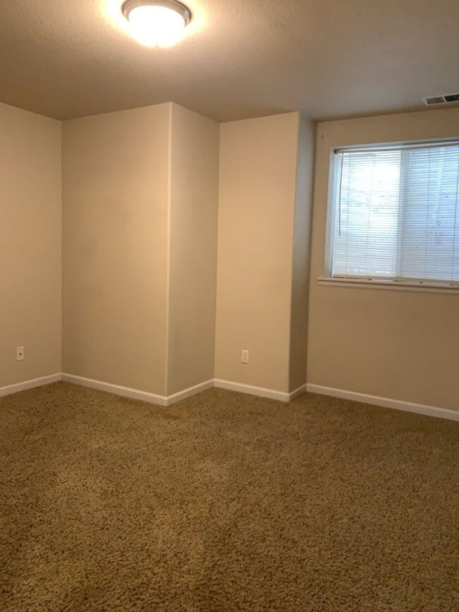 Building Photo - 844 Apex Dr