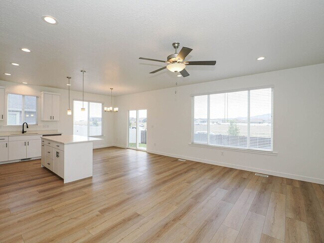 Building Photo - 4 Bedroom, 2.5 bathroom Eagle Mountain Home