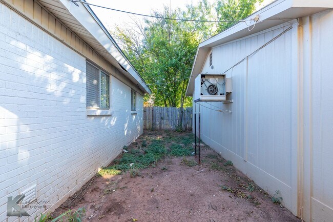 Building Photo - 3 bed, 1.5 bath, XL living room, XL garage...