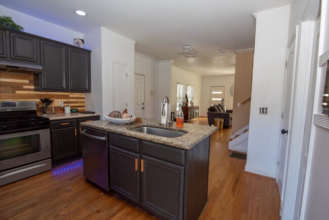 Building Photo - 2019 Pryor Rd SW