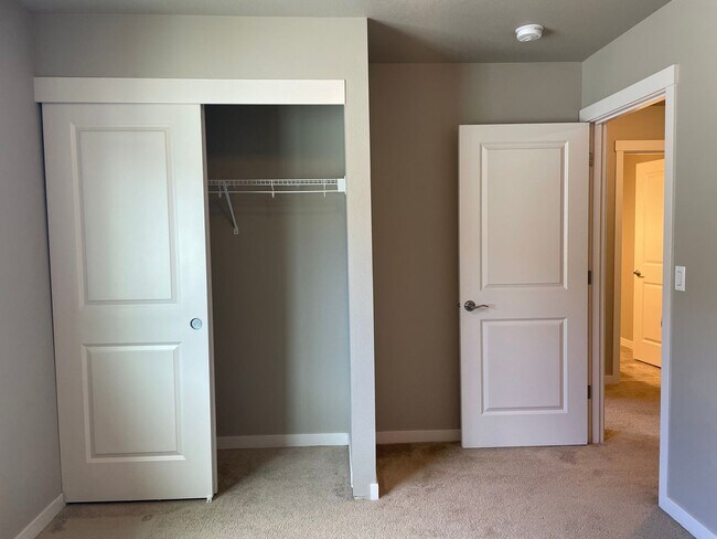 Building Photo - $1275 OFF FIRST MONTHS RENT Gorgeous 3 Bed...