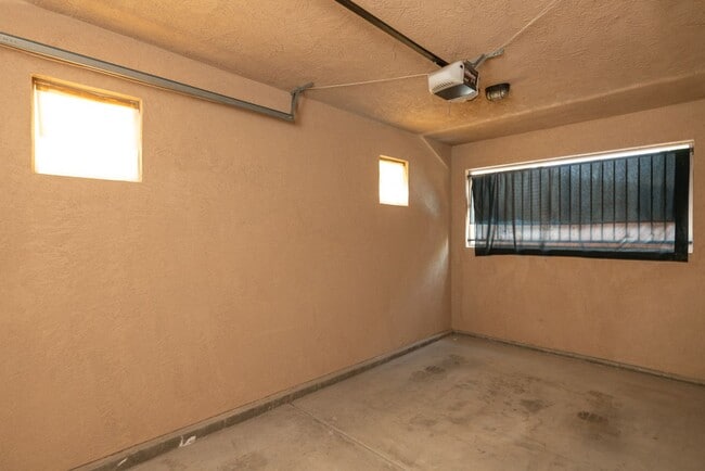 Building Photo - 3 Bedroom Townhome in Crown Point – Pacific Beach