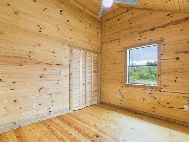 Building Photo - 2/2 Custom Cabin