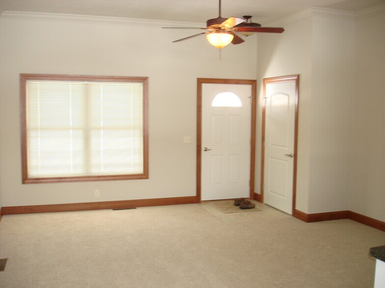 Building Photo - 975 Sautter Dr