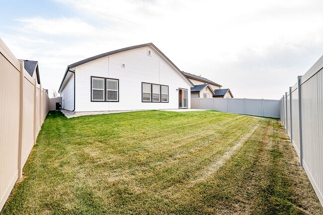 Building Photo - 4 bed 2 bath with bonus room