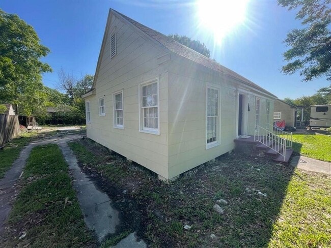 Building Photo - 3116 Alamo Ave