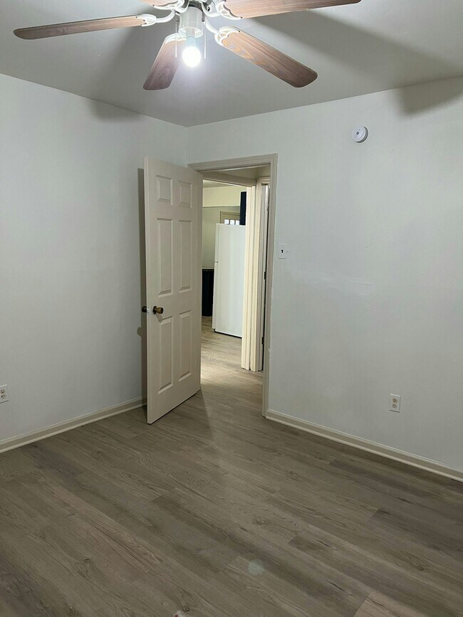 Building Photo - 791 Par Ave