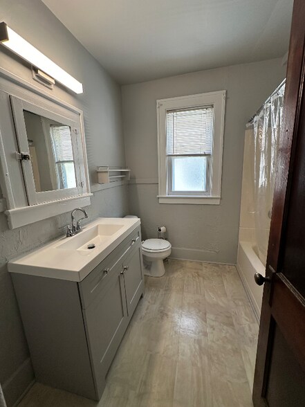 Building Photo - 234 College St