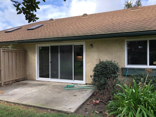 Building Photo - A Coronado Home on the 17th Hole