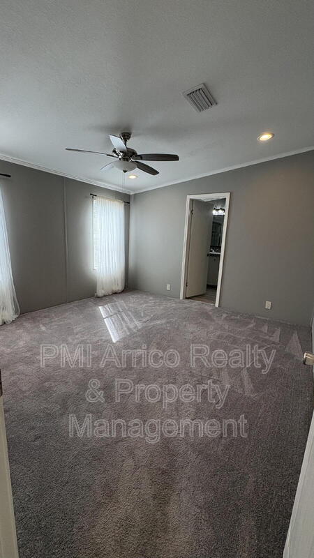 Building Photo - 712 Choo Choo Ln