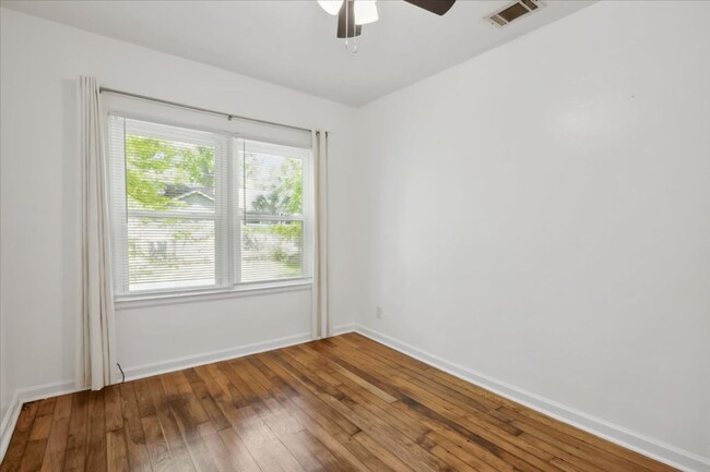 Building Photo - Cozy Duplex Unit with Fully Fenced Back Yard