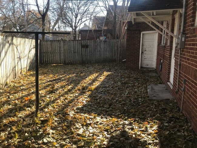 Building Photo - Cute 2 bedroom house $995