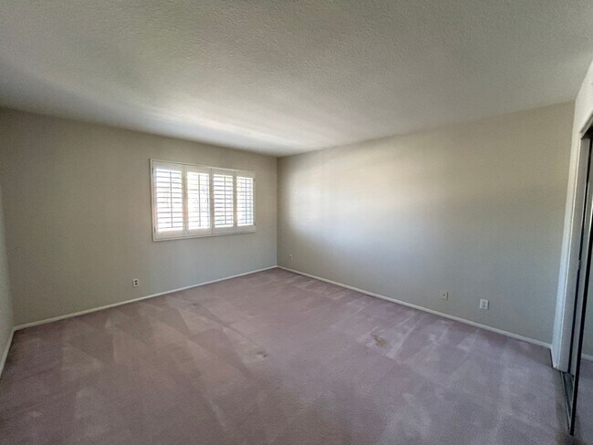 Building Photo - 8132 E Hillsdale Dr