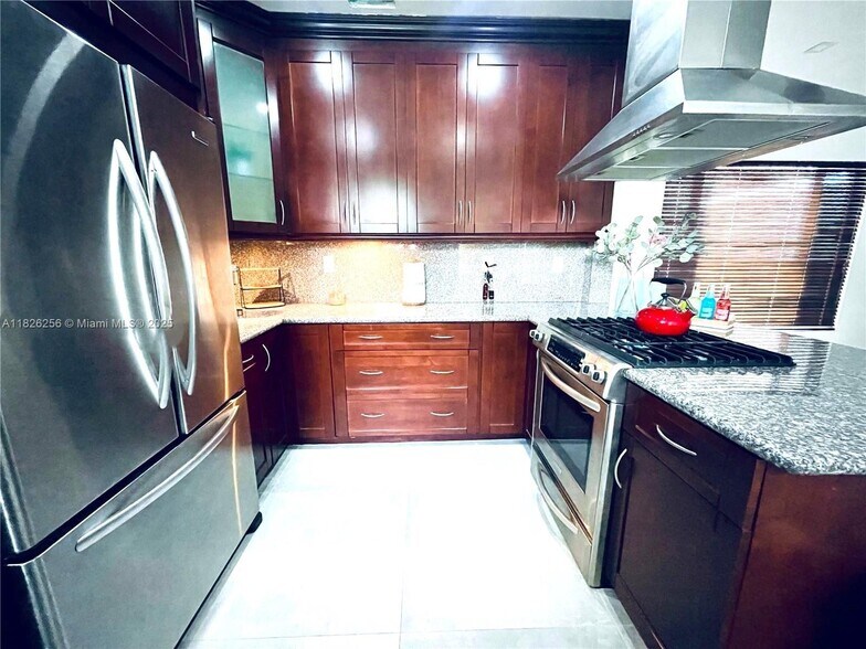 Building Photo - 10825 Peachtree Dr